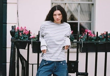 Las novedades de Stradivarius de la semana: camisas de rayas, botines estilo cowboy y bolsos marrones